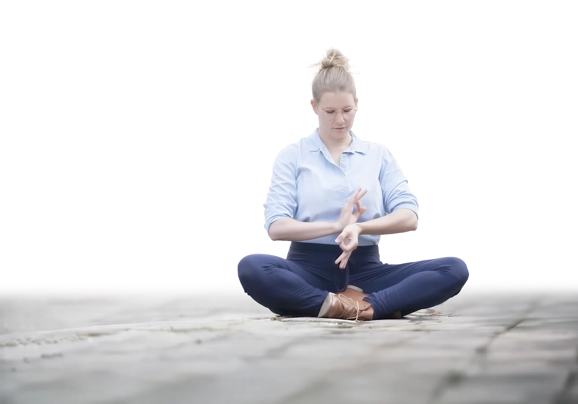 Gerri Douw, yogadocent in Groningen, zit in een mudra aan het Damsterdiep
