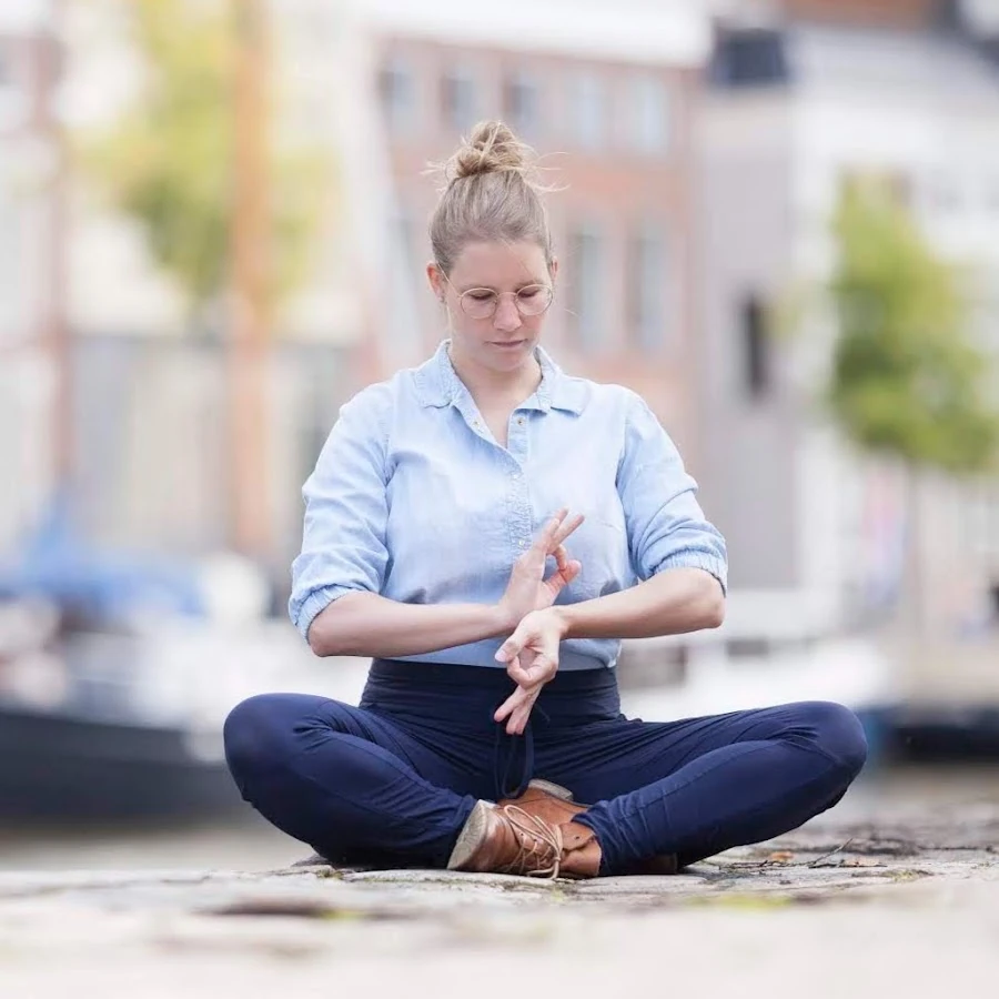 Gerri Douw, yogadocent in Groningen, met de handen samen in namaste