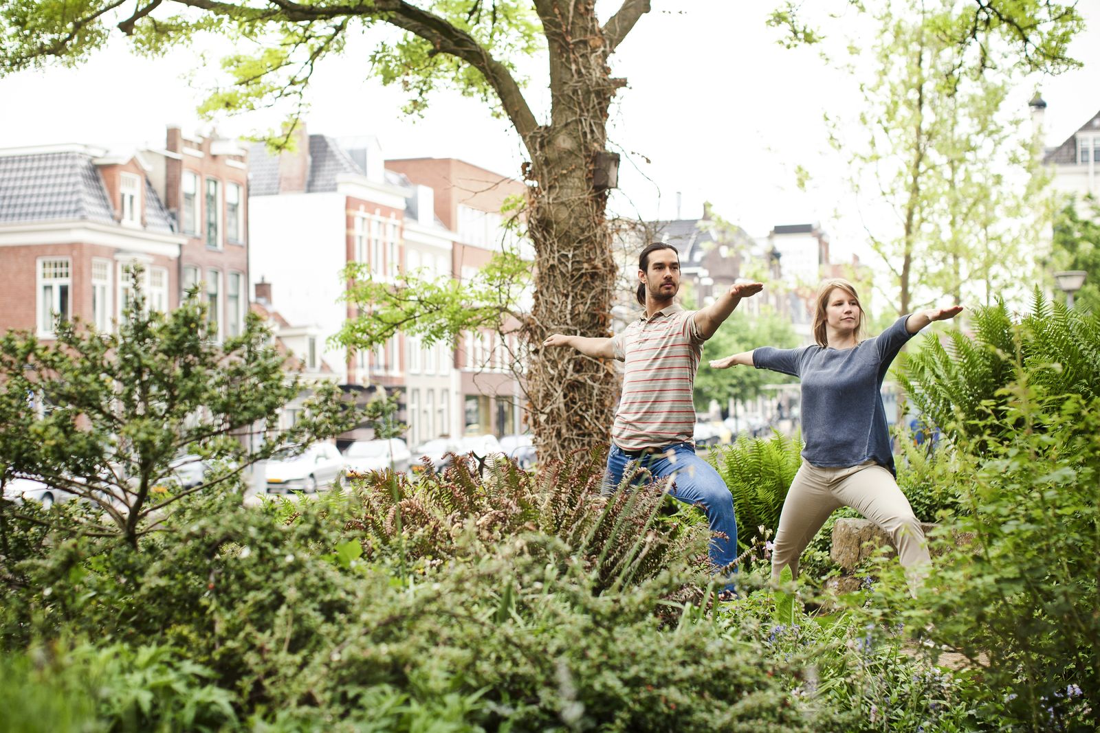 Groepsles yoga in de buitenlucht bij Yoga Under Construction Groningen