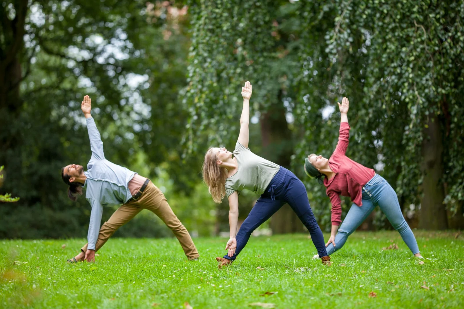 Drie yogadocenten van Yoga Under Construction oefenen buiten in Groningen